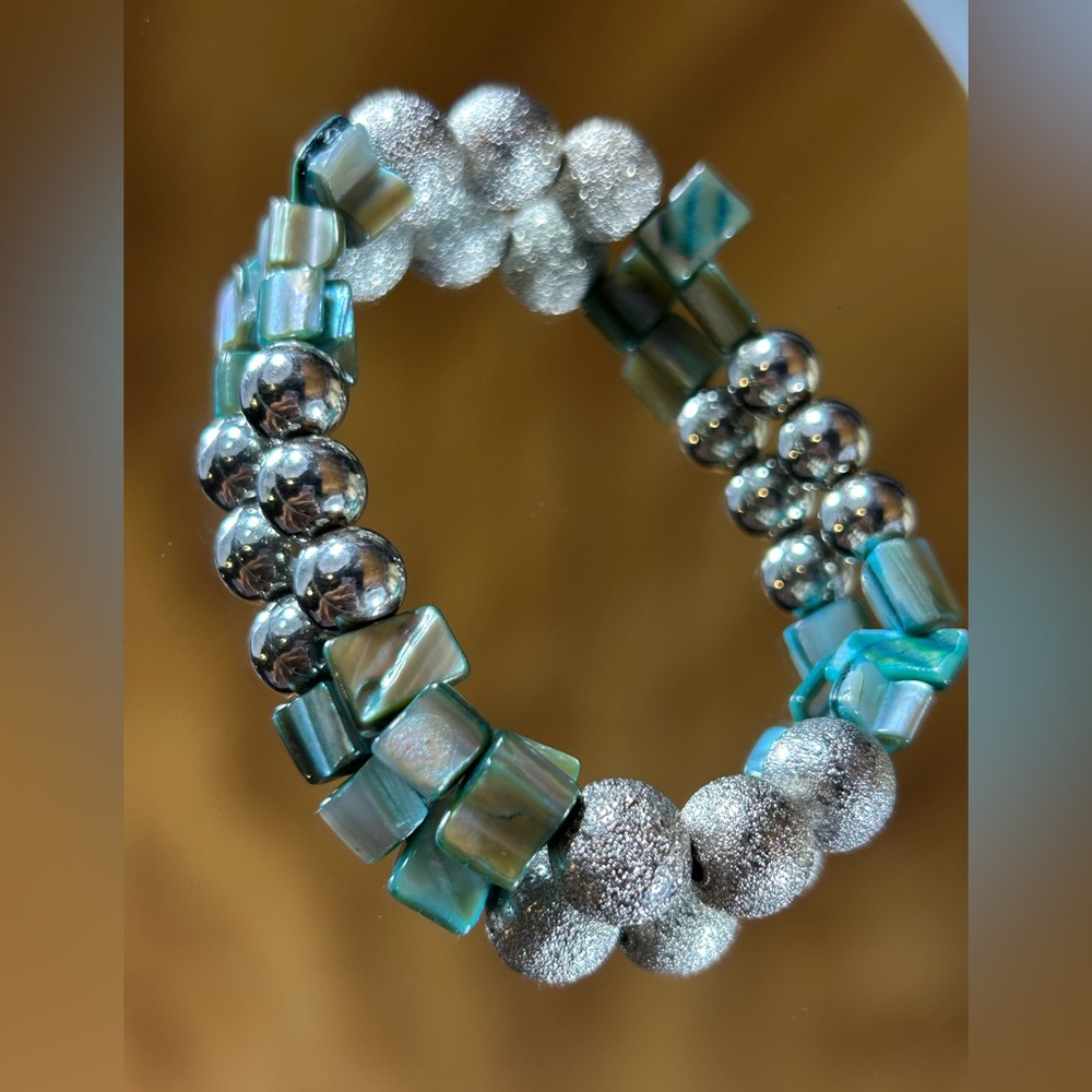 Silver Green Stretch Beaded Bracelet Mother of Pearl Abalone Irregular Round - Picture 1 of 4